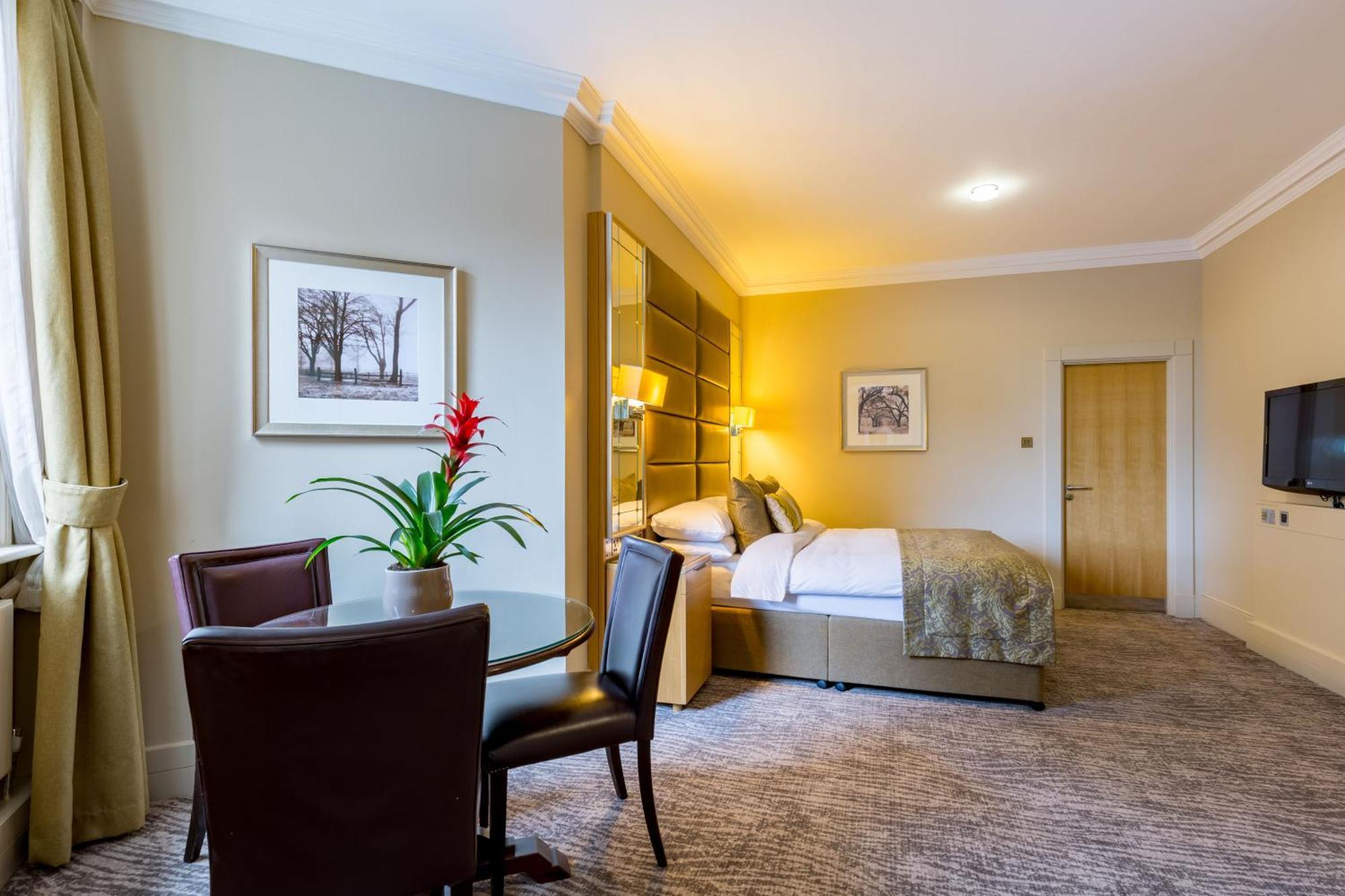 Woodlands Park Hotel Cobham Kültér fotó
